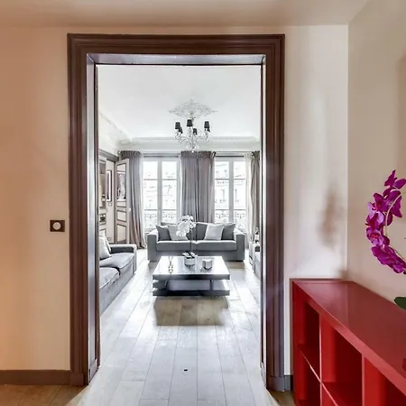 Charming Recently Renovated Apt דירה *