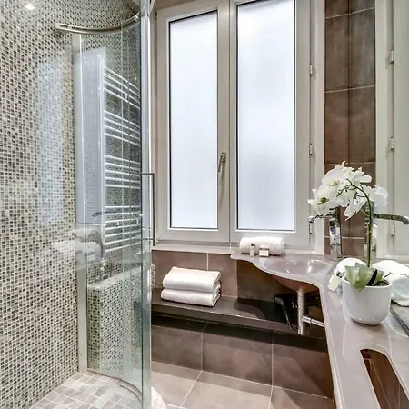 Charming Recently Renovated Apt דירה *