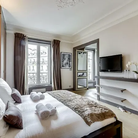 Charming Recently Renovated Apt ורשה