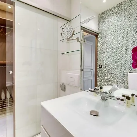 Charming Recently Renovated Apt דירה *