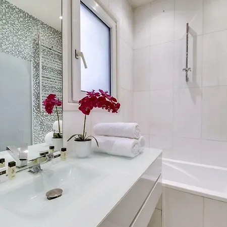 Charming Recently Renovated Apt דירה