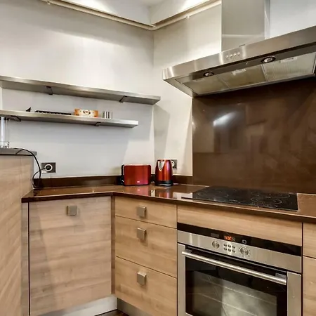 Charming Recently Renovated Apt דירה *